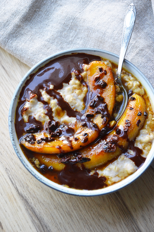 Porridge Crémeux et Bananes Caramélisées Flambées au Rhum