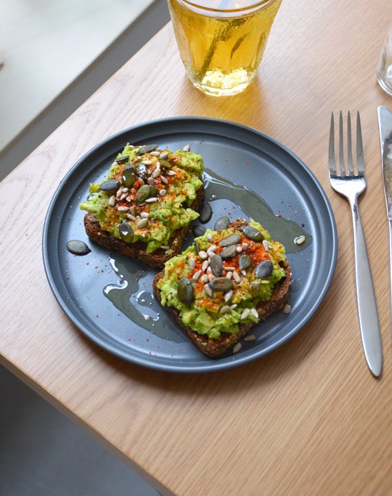 assiette-grise-avo-toast_site